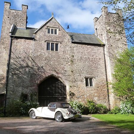 Welsh Gatehouse, Historic Castle Which Can Cater For Electric Vehicle Mathern Esterno foto