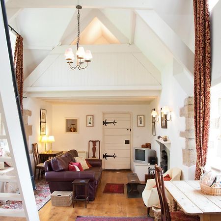 Welsh Gatehouse, Historic Castle Which Can Cater For Electric Vehicle Mathern Esterno foto