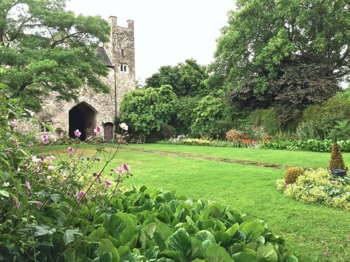 Welsh Gatehouse, Historic Castle Which Can Cater For Electric Vehicle Mathern Esterno foto
