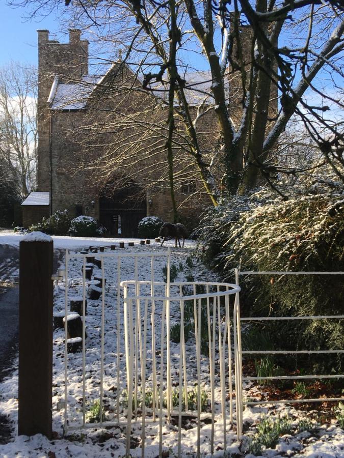 Welsh Gatehouse, Historic Castle Which Can Cater For Electric Vehicle Mathern Esterno foto
