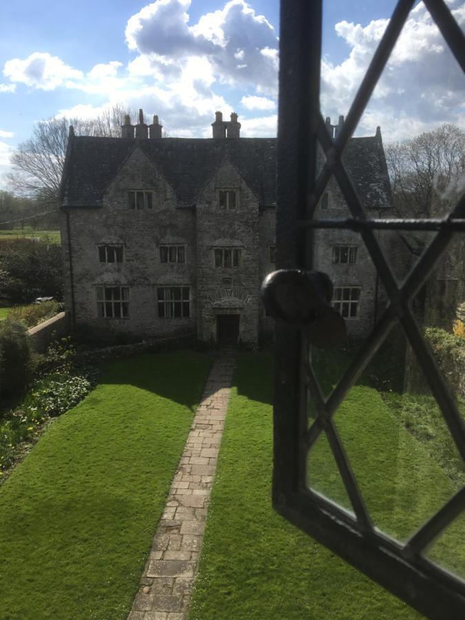Welsh Gatehouse, Historic Castle Which Can Cater For Electric Vehicle Mathern Esterno foto