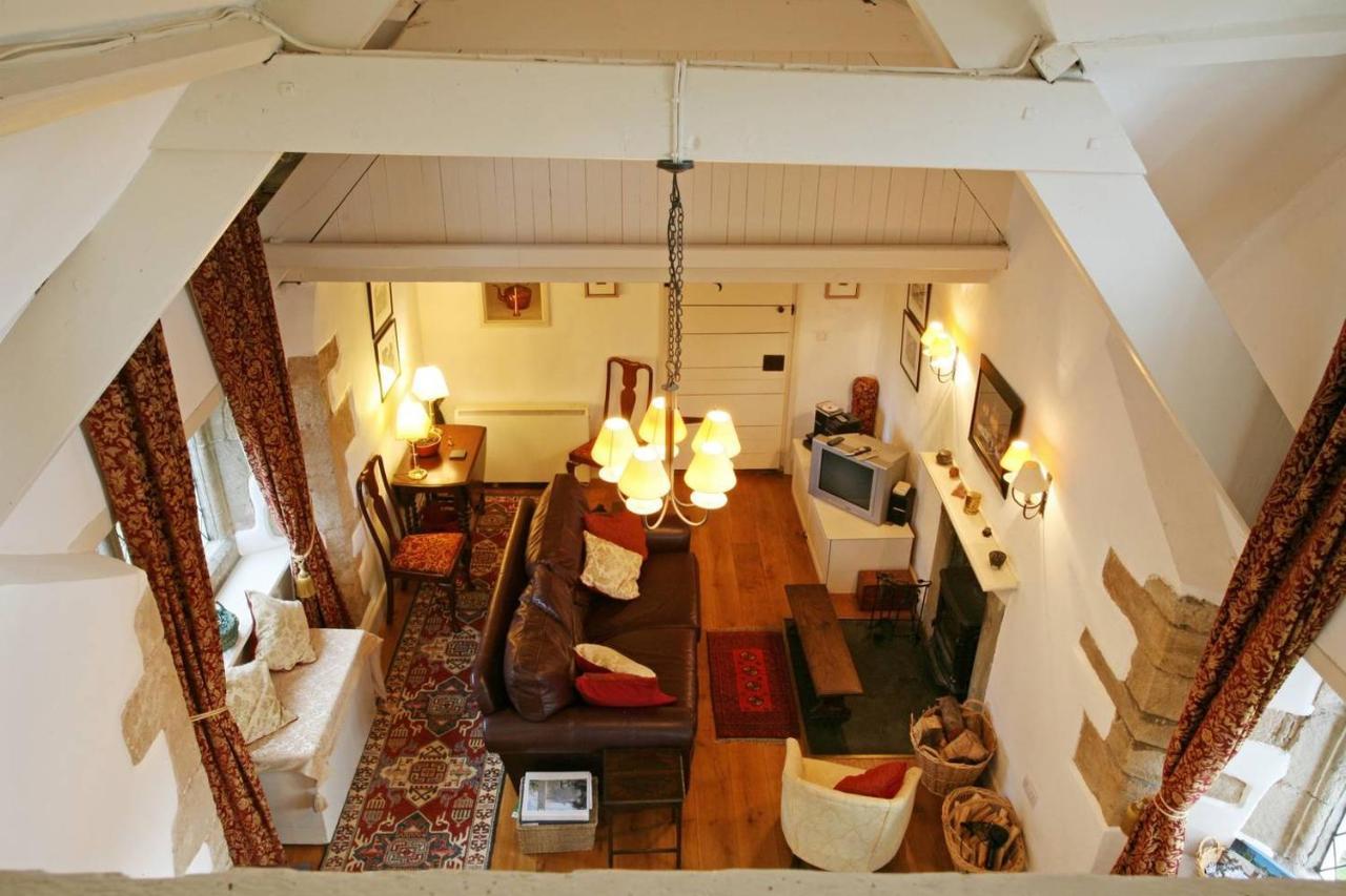 Welsh Gatehouse, Historic Castle Which Can Cater For Electric Vehicle Mathern Esterno foto