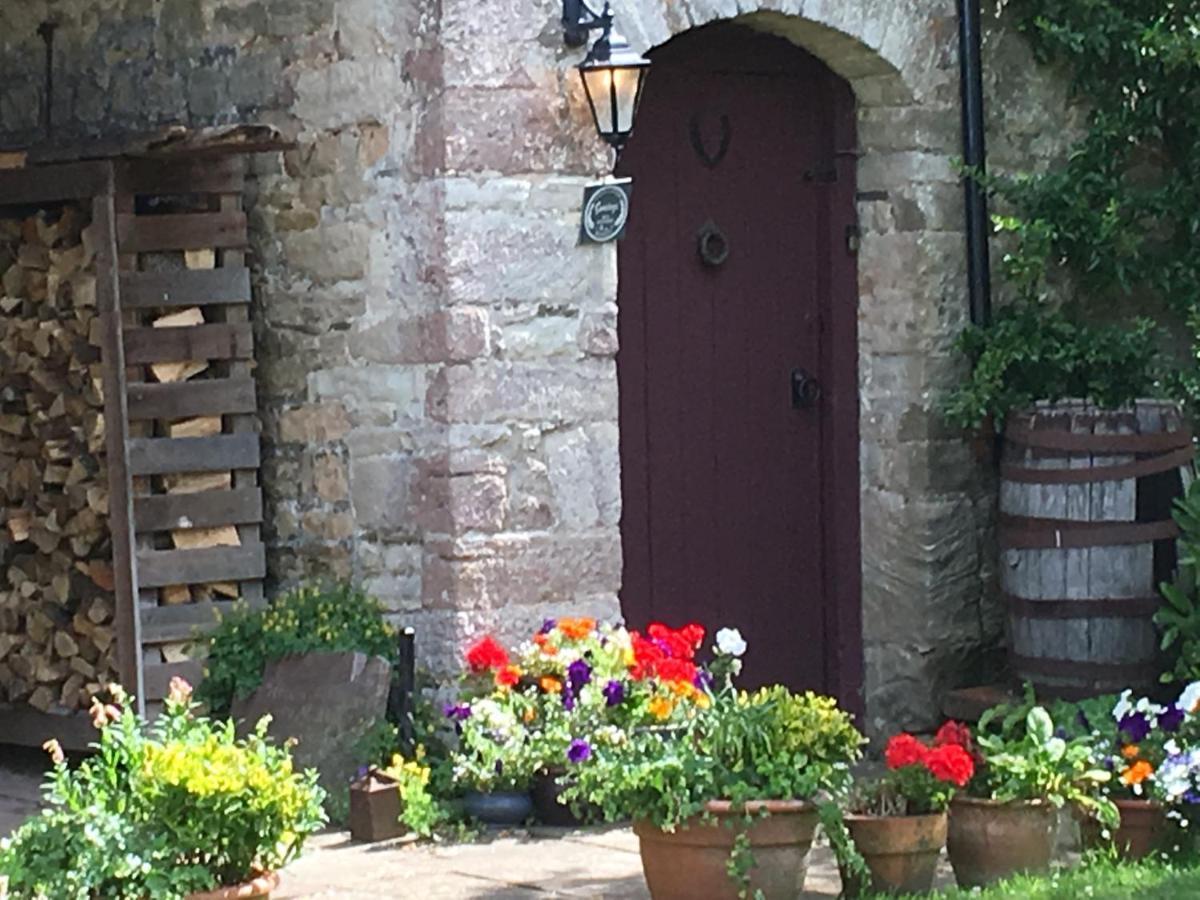 Welsh Gatehouse, Historic Castle Which Can Cater For Electric Vehicle Mathern Esterno foto