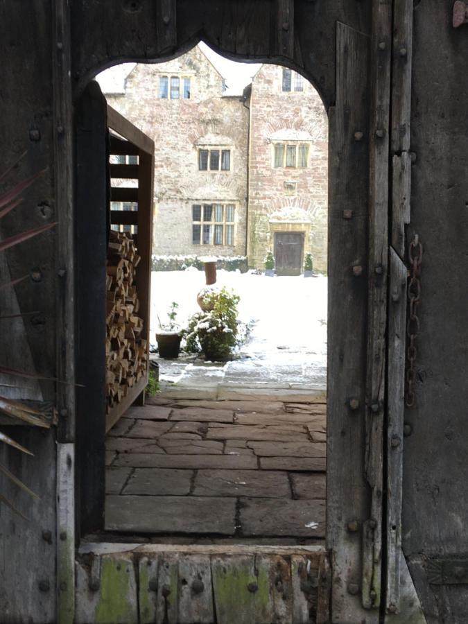 Welsh Gatehouse, Historic Castle Which Can Cater For Electric Vehicle Mathern Esterno foto