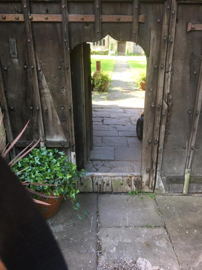 Welsh Gatehouse, Historic Castle Which Can Cater For Electric Vehicle Mathern Esterno foto