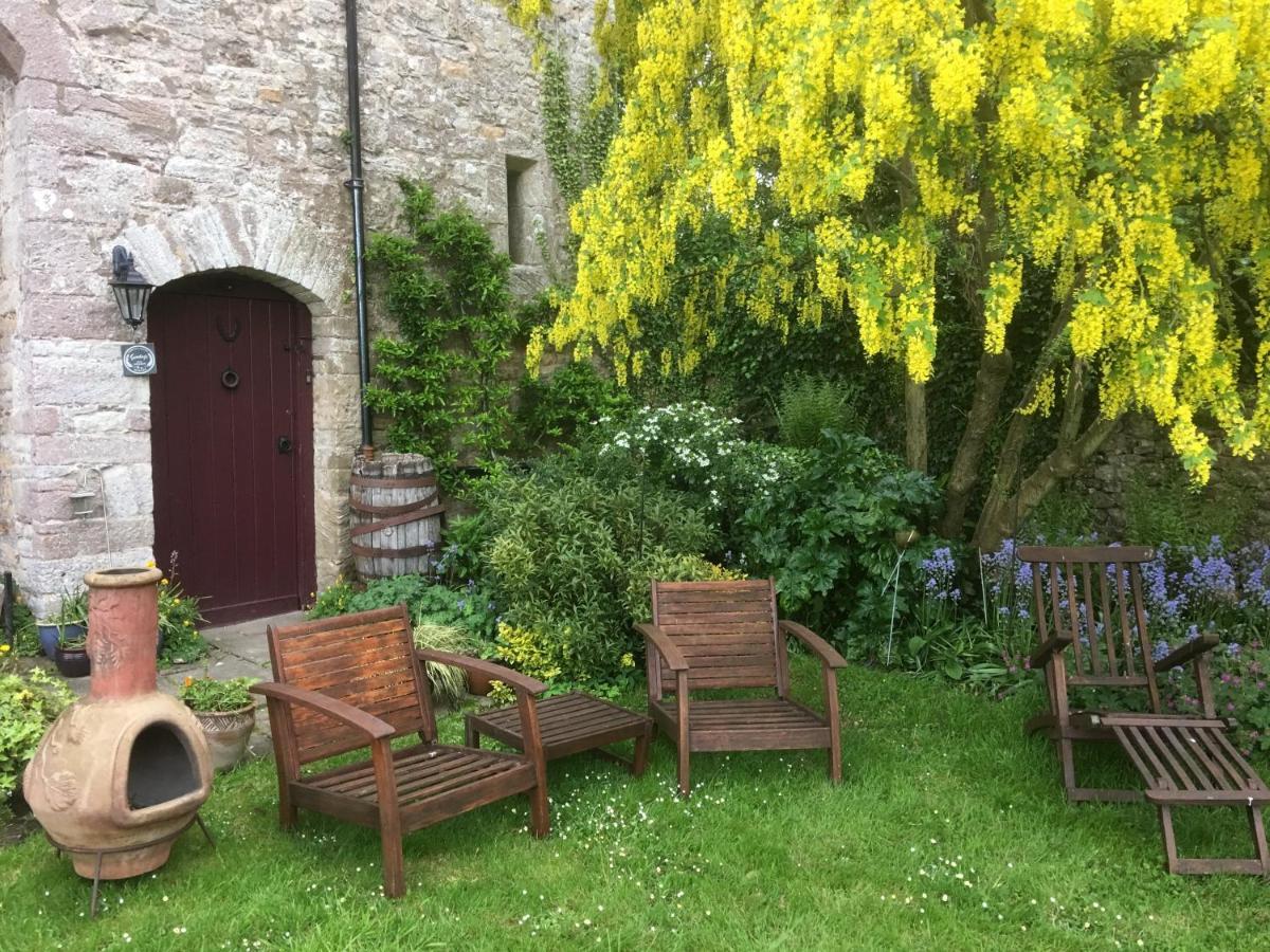 Welsh Gatehouse, Historic Castle Which Can Cater For Electric Vehicle Mathern Esterno foto