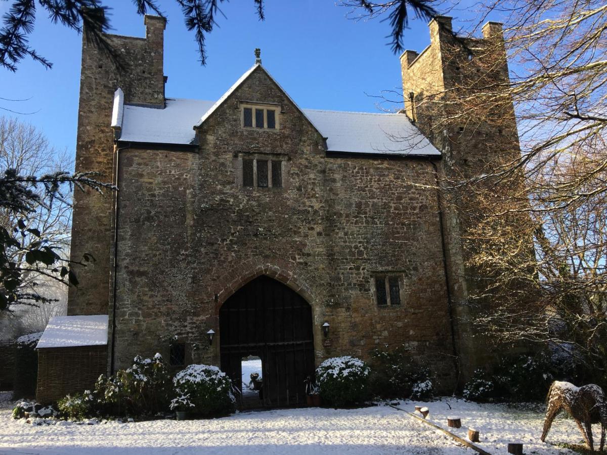Welsh Gatehouse, Historic Castle Which Can Cater For Electric Vehicle Mathern Esterno foto