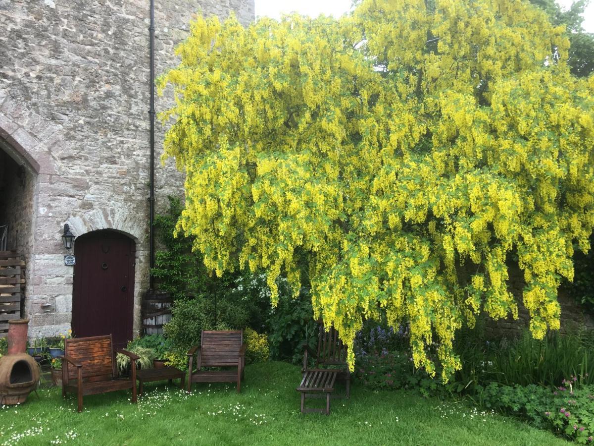Welsh Gatehouse, Historic Castle Which Can Cater For Electric Vehicle Mathern Esterno foto