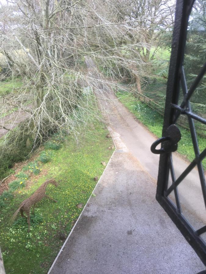 Welsh Gatehouse, Historic Castle Which Can Cater For Electric Vehicle Mathern Esterno foto