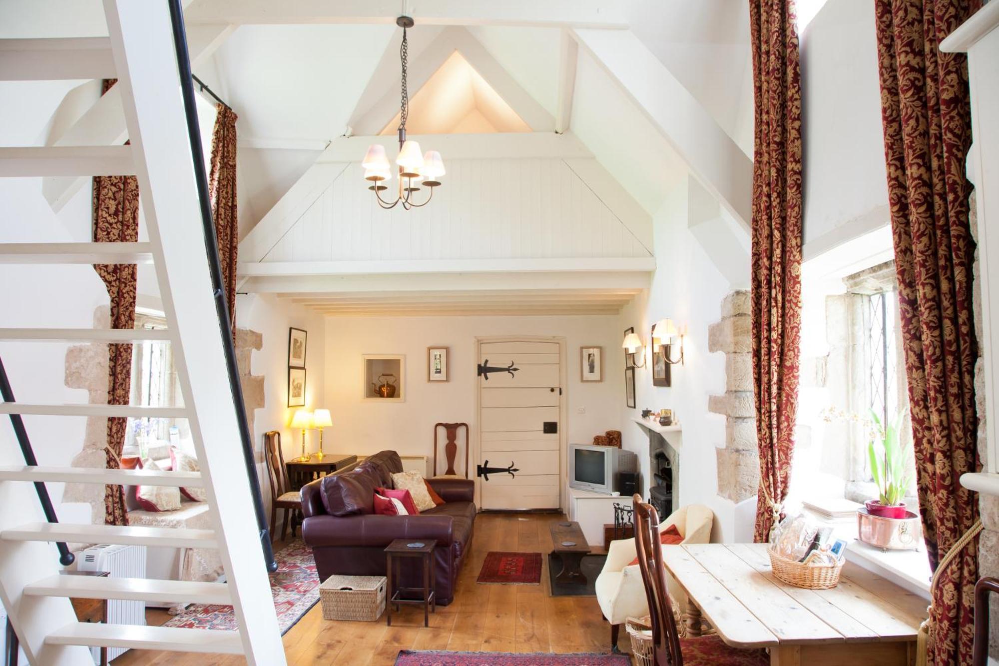 Welsh Gatehouse, Historic Castle Which Can Cater For Electric Vehicle Mathern Esterno foto