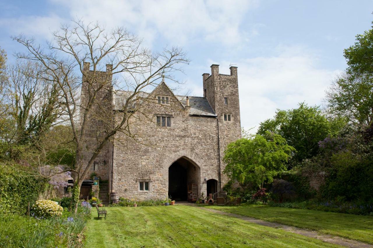 Welsh Gatehouse, Historic Castle Which Can Cater For Electric Vehicle Mathern Esterno foto