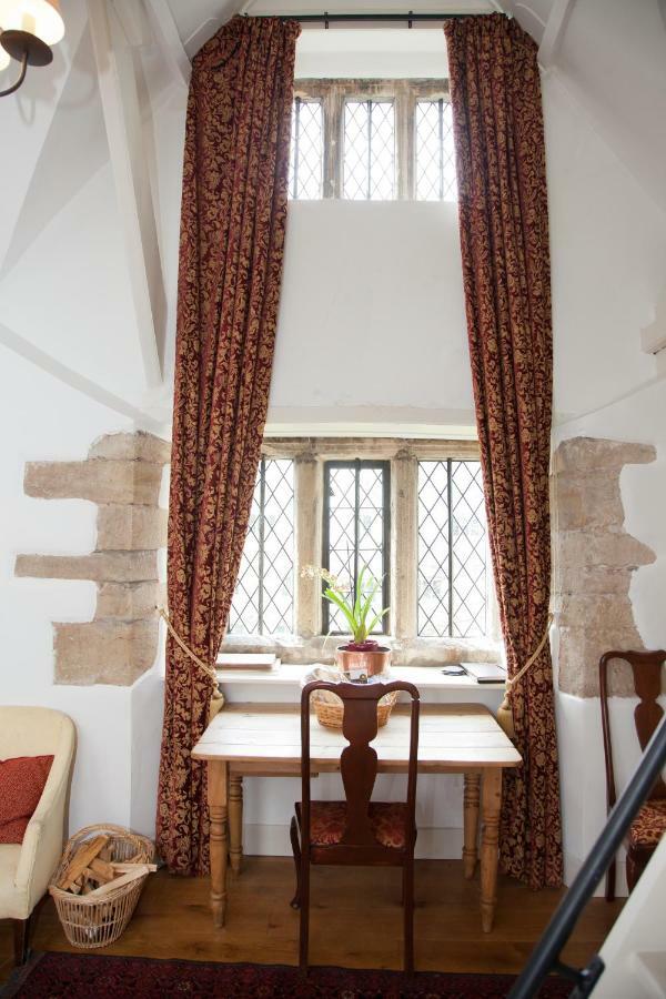 Welsh Gatehouse, Historic Castle Which Can Cater For Electric Vehicle Mathern Esterno foto